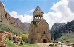Достопримечательности Армении: замок Амберд, церковь Кармравор, монастырь в Санаине и Ахпат