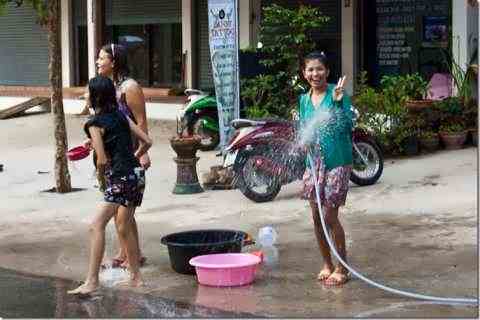 Сонгкран на Ко Чанге: мокрый тайский Новый год