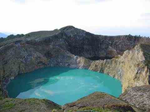 Цветные озера вулкана Келимуту