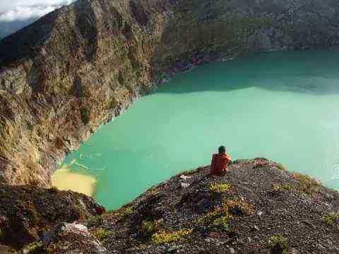 Цветные озера вулкана Келимуту
