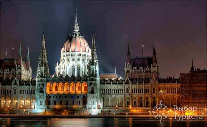 здание венгерского парламента ночью