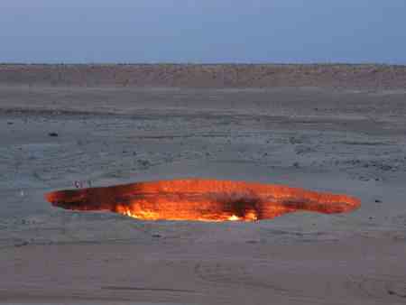 огромный вечный огонь в туркменистане