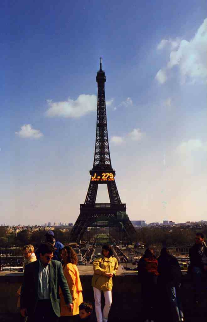 эйфелева башня в 1999 году