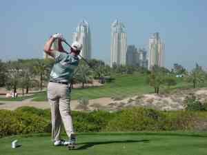 Игра в гольф в Дубае