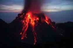 Чем обусловлено извержение вулкана в Индонезии
