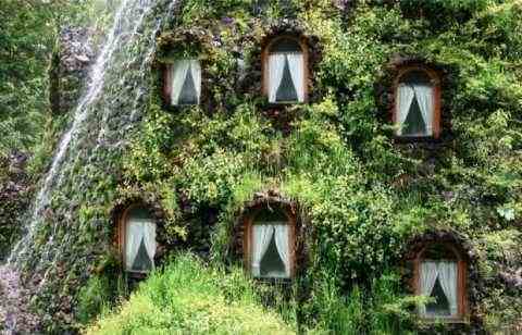 Волшебный отель с водопадом
