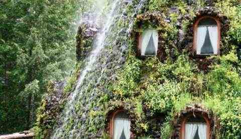 Волшебный отель с водопадом