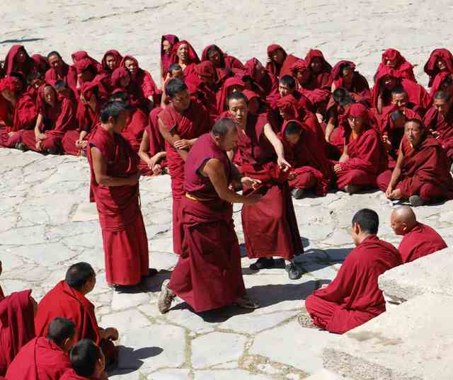 монахи в монастыре