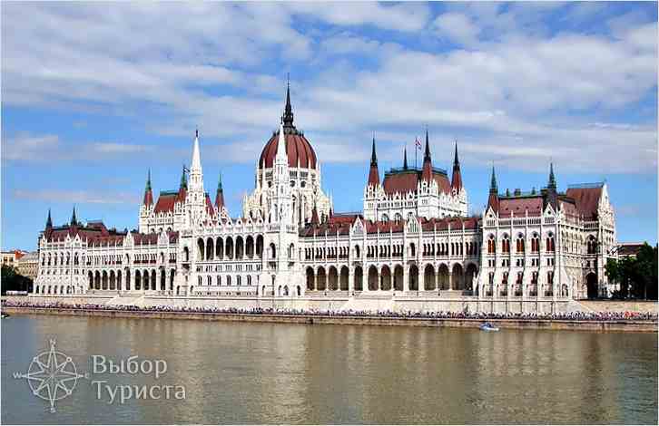 здание венгерского парламента днем